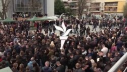Indulatos tüntetések Észak-Macedóniában a halálos éjszakai klubtűz után
