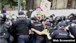 Altercații cu poliția, când preoți și credincioși au încercat să spargă cordonul poliției pentru a ajunge la participanții Pride, Chișinău, 15 iunie 2025.