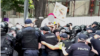 Secvență din momentul altercațiilor unui grup de contramanifestanți și poliție în timpul marșului Pride, Chișinău, 15 iunie. 