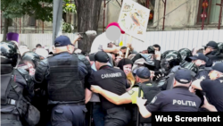 Credincioși ortodocși încercând să „spargă” cordonul de poliție la marșul Pride din vara anului 2025, la Chișinău. Organizatorii au deplâns, mai ales, faptul că unul din agresori a purtat pe umeri un copil, expunându-l pericolului. 