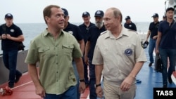 Дмитро Медведєв (л) і Володимир Путін (п) на палубі російського судна в окупованому Криму, 18 серпня 2015 року