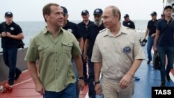 Дмитрий Медведев и Владимир Путин гуляют по Севастополю, архивное фото