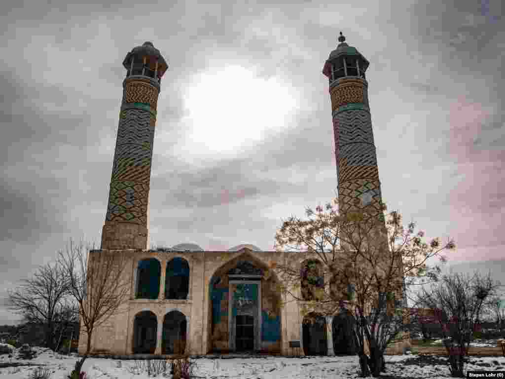 Aceeași moschee, fără geamuri și acoperiș. Fotografie făcută de Stepan Lohr în anul 2011.