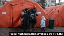 Мобільний пункт обігріву, де жителі Києва можуть зігрітися, випити чаю, зарядити телефони й отримати допомогу під час відключень світла й опалення. Дніпровський район, Київ, 20 січня 2026 року