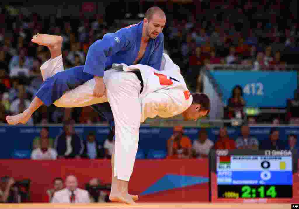 Belarus c&uuml;do&ccedil;usu Yauhen Biadulin (ağ) argentinalı Cristian Schmidtlə (mavi) m&uuml;barizə zamanı (100kq c&uuml;do)