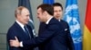 Emmanuel Macron (dreapta) și Vladimir Putin