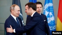 Emmanuel Macron (dreapta) și Vladimir Putin