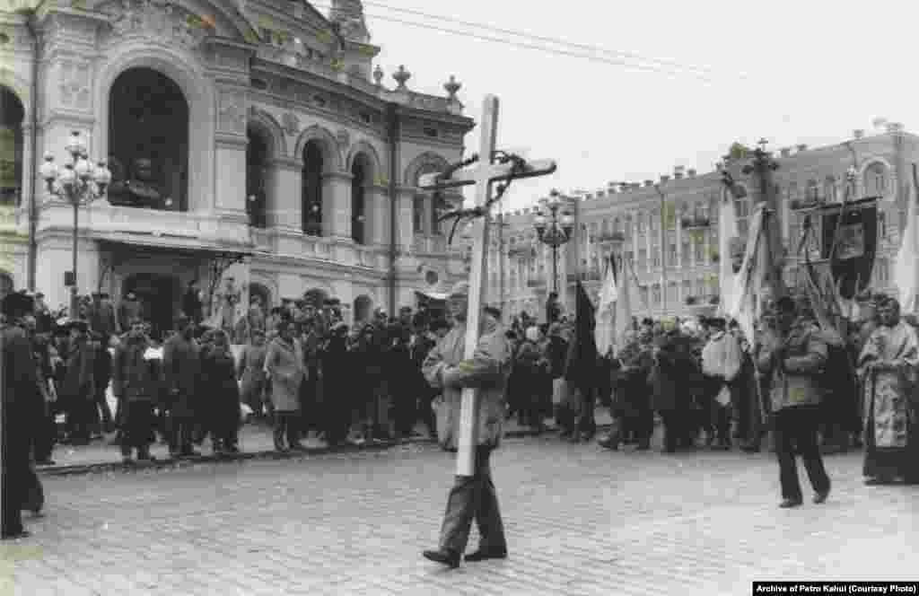 Учасники перепоховання проходять повз Національний академічний театр опери та балету України імені Тараса Шевченка