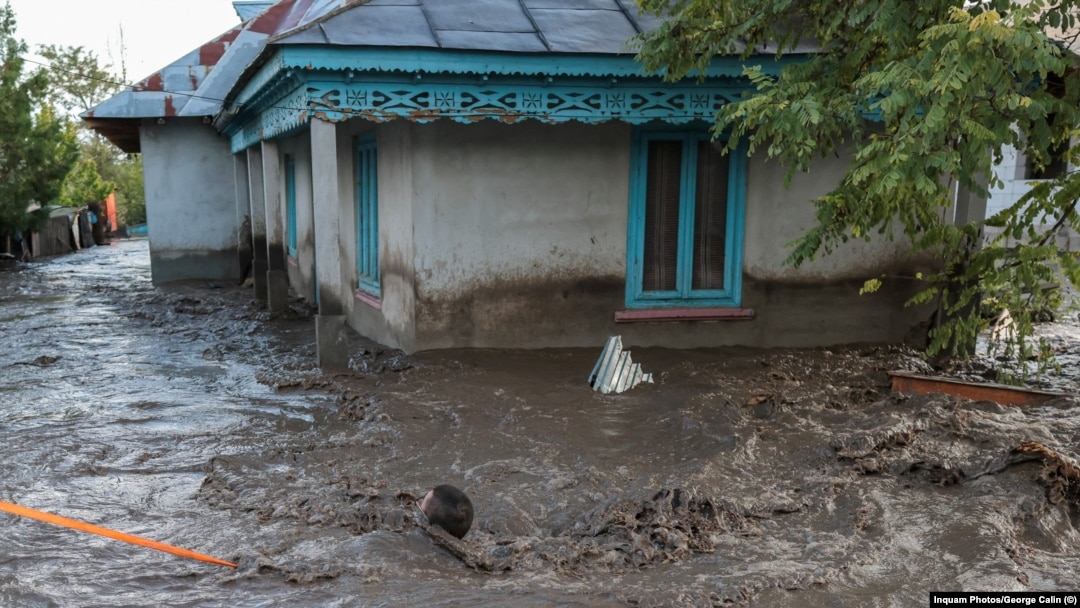Un bărbat din Slobozia Conachi este salvat în ultimul moment din apele care au inundat localitatea pe 14 septembrie 2024.