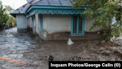 Un bărbat din Slobozia Conachi este salvat în ultimul moment din apele care au inundat localitatea pe 14 septembrie 2024.