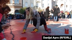 Učesnici protesta farbaju plato ispred Gradske kuće u Novom Sadu crvenom bojom, 1. decembar 2024.