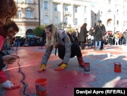 Protestuesit e lyejnë me ngjyrë të kuqe sheshin në Novi Sad, 1 dhjetor 2024.