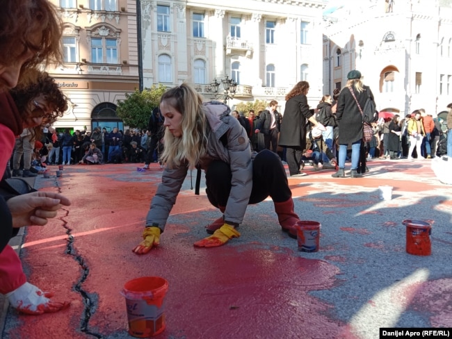 Protestuesit e lyejnë me ngjyrë të kuqe sheshin në Novi Sad, 1 dhjetor 2024.