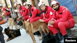 Italiýanyň halas ediş gullugynyň işgärleri, 26-njy awgust, 2016 ý.