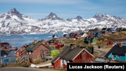 Поселение на фоне гор на острове Гренландия.