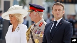 Președintele francez Emmanuel Macron, regele Charles al Marii Britanii și regina Camilla participă la a 80-a aniversare a debarcării Aliaților din Al Doilea Război Mondial în Normandia, la Memorialul din Ver-sur-Mer pentru Normandia Britanică.