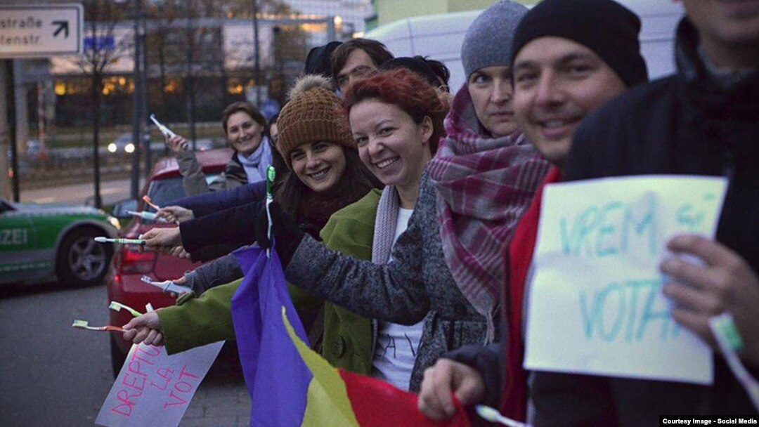 La alegerile prezidențiale din 2014, românii din Germania s-au așezat la coadă la vot, în turul al doilea, cu o seară înainte, după ce în turul I mii de oameni nu au apucat să voteze