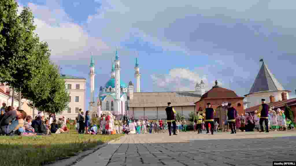 Казан кирмәне эчендә &quot;Түгәрәк уен&quot; гөрләде, тамашачылар басып, чирәмгә утырып җыр-биюләр карады