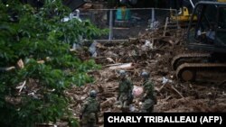 U potrazi za nestalim ljudima na mjestu klizišta uzrokovanog obilnom kišom u Tsunagiju, prefekturi Kumamoto, 7. jula 2020. godine.