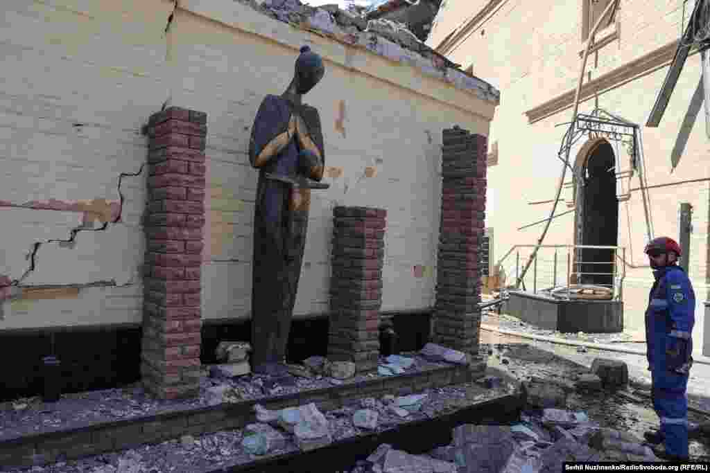 „A fost lovit spațiul care păstrează mărturii despre catastrofa din 1986. Muzeul, restaurat ca simbol al înțelegerii tragediei, a fost din nou afectat”, a scris ministrul ucrainean de interne, Ihor Klimenko.