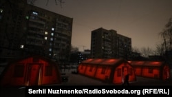 Мобільний пункт обігріву, де жителі Києва можуть зігрітися, випити чаю, зарядити телефони й отримати допомогу під час відключень світла й опалення. Дарницький район, Київ, 18 січня 2026 року