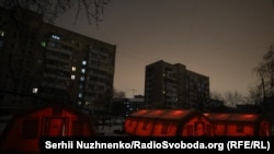 Мобільний пункт обігріву, де жителі Києва можуть зігрітися, випити чаю, зарядити телефони й отримати допомогу під час відключень світла й опалення. Дарницький район, Київ, 18 січня 2026 року
