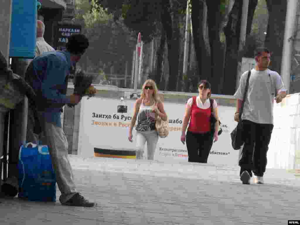 «Рӯзӣ насиби кас ба нишастан намешавад...»