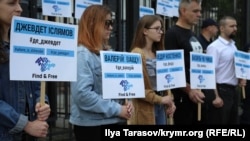 Rusiyeniñ Kyiv elçihanesi ögünde aktsiya, 2019 senesi iyülniñ 25-i