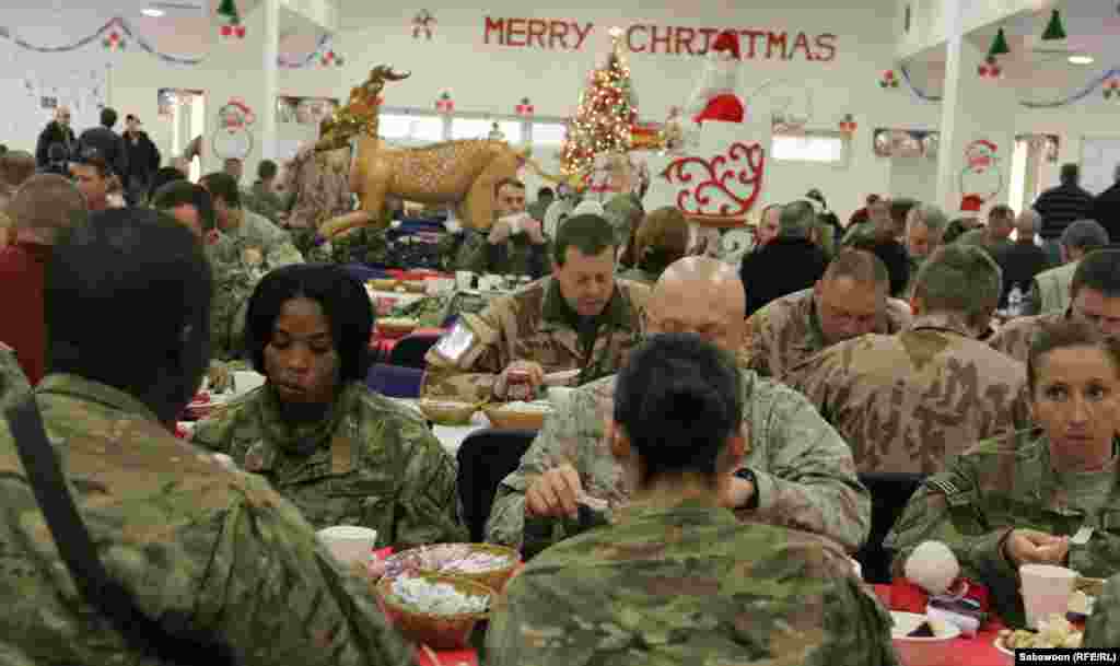 Soldaţii americani din Afganistan sărbătorind Crăciunul &icirc;n Aeroportul internaţional de la Kabul, 25 decembrie 2012.