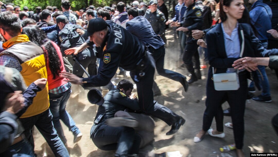 Разгон стихийного протеста против вынесения приговора активистам NIDA возле здания суда, 6 мая 2014.