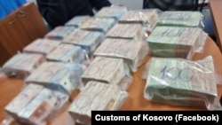 Fotografi e shpërndarë nga Dogana e Kosovës të një pjese të parave që u gjetën në një automjet. 