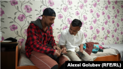 Abdullah Al Mamun, alături de prietenul său Ohe Khan (stânga). Aceștia locuiesc în aceeași cameră din căminul UTM.