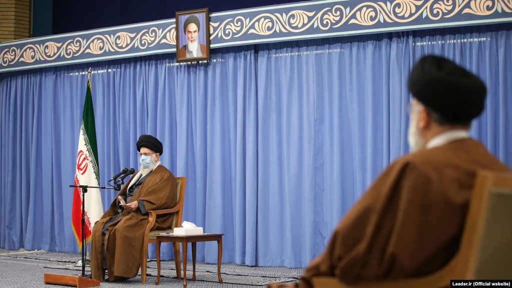 ابراهیم رئیسی در دیدار شورای عالی هماهنگی اقتصادی با رهبر جمهوری اسلامی در آذرماه ۹۹