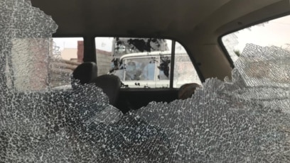 Терезедегі балкондағы жалаңаш қыз