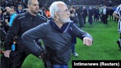 Сопственикот на ПАОК Иван Савидис на натпреварот на неговиот клуб со АЕК 