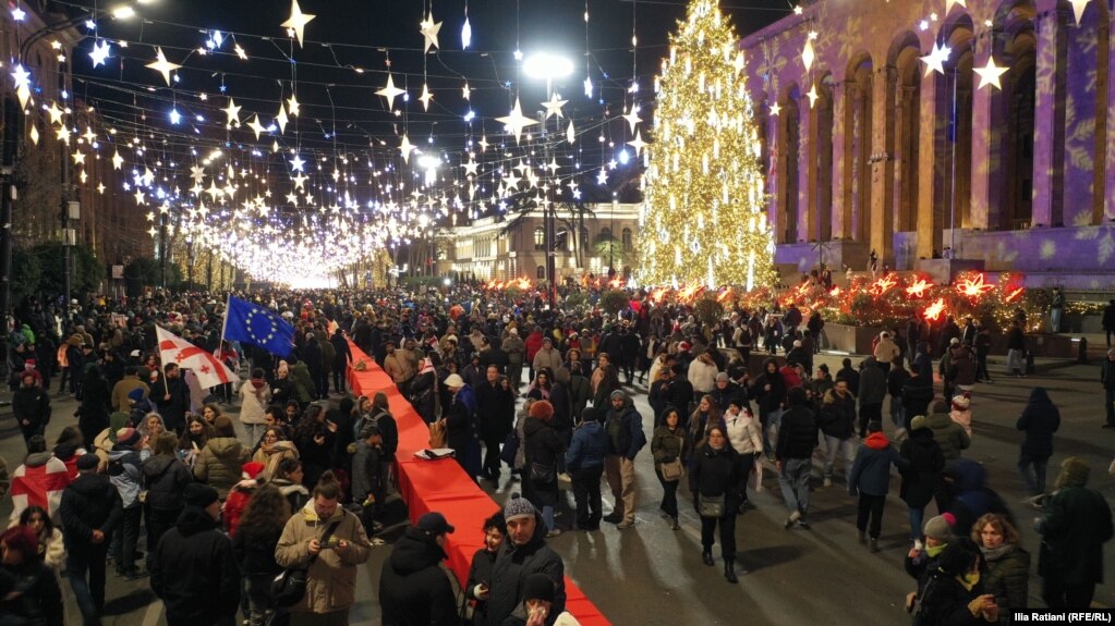 Protestë e pak festë ka pasur edhe nëpër rrugët e Tbilisit në Gjeorgji. Edhe atje banorët janë duke protestuar qysh prej fundit të nëntorit, meqë kundërshtojnë vendimin e Qeverisë së vendit, e cila ka marrë vendim për pezullim të bisedimeve për anëtarësim në Bashkimin Evropian.