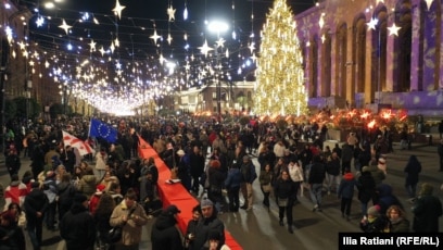 Protestë e pak festë ka pasur edhe nëpër rrugët e Tbilisit në Gjeorgji. Edhe atje banorët janë duke protestuar qysh prej fundit të nëntorit, meqë kundërshtojnë vendimin e Qeverisë së vendit, e cila ka marrë vendim për pezullim të bisedimeve për anëtarësim në Bashkimin Evropian.