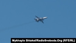 Варіанти бомбардувальників Су-24 FENCER (на фото) і FLANKER здійснюють морські ударні операції, в тому числі нещодавній удар по острову Зміїний, заявляє розвідка