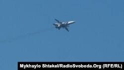 Російський бомбардувальник Су-24 в небі над Чорним морем під час Sea Breeze 2021, ілюстративне фото