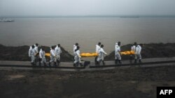 Рятувальники несуть тіла загиблих внаслідок катастрофи судна, 3 червня 2015 року