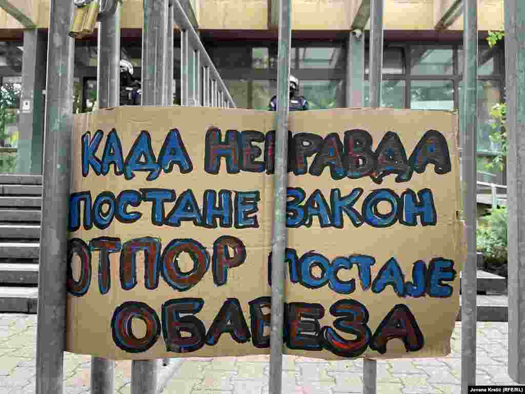 Studenti su poručili zaposlenima da u sud mogu da uđu samo oni koji rade na slučaju uhapšenih aktivista. "Neka dođu na glavni ulaz, biće pušteni", rekli su. (19. maj 2025.)