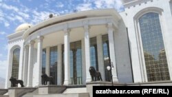 Mekezi döwlet kitaphanasy. Aşgabat. 