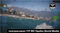 Скриншот из видео ГУР МО Украины с моментом атаки морских дронов на Ялту, 7 августа 2026 года