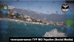 Скриншот с видео ГУР МО Украины с моментом атаки морских дронов на Ялту, 7 августа 2026 года