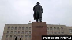 Гарвыканкам за сьпінай ленінскай статуі