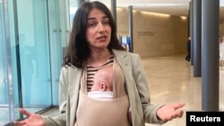 Adam doarme, mama face declarații. Suedia are un sistem de concedii generos - dar și forțe politice care încep să îl conteste.