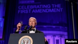 În SUA, presa s-a aflat în centrul atenției de două ori în doar câteva zile: la Casa Albă a avut loc anuala sărbătoare a corespondenților de presă, unde a ținut un toast și președintele Biden, iar vineri s-a marcat Ziua Presei Libere. 