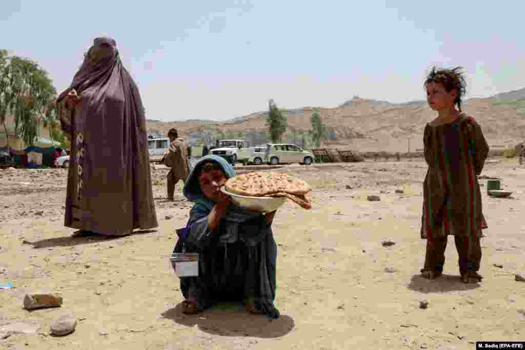Një grua me burka dhe fëmijët e saj në Kandahar, teksa luftimet mes forcave afgane dhe talibanëve u zhvilluan më 4 gusht. Shumë presin që kryengritja e talibanëve në Afganistan do të rikthejë shtypje brutale të të drejtave të grave, njësojë siç kishte qenë në kohën kur talibanët udhëhoqën vendin nga viti 1996 deri më 2001. &nbsp;Majan, 28-vjeçare nga qyteti perëndimor Herat, që tani është nën kontrollin e talibanëve, i tha Radios Evropa e Lirë se ajo dhe dy morat e saj kanë blerë disa burka me ngjyrë të kaltër. &ldquo;Ne jemi mësuar që të veshim hixhab, por pasi që situata po përkeqësohet, ne kemi ardhur për të blerë burka. Gratë nuk duan që të veshin burka, por ne duhet t&rsquo;i veshim ato pasi është bërë e domosdoshme&rdquo;, ka thënë ajo. &nbsp;