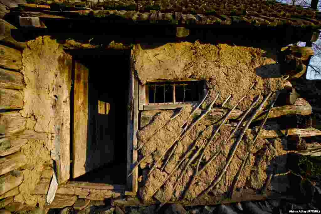 XIX əsrdən qalma su dəyirmanı. İndi o, baxımsız vəziyyətdədir.