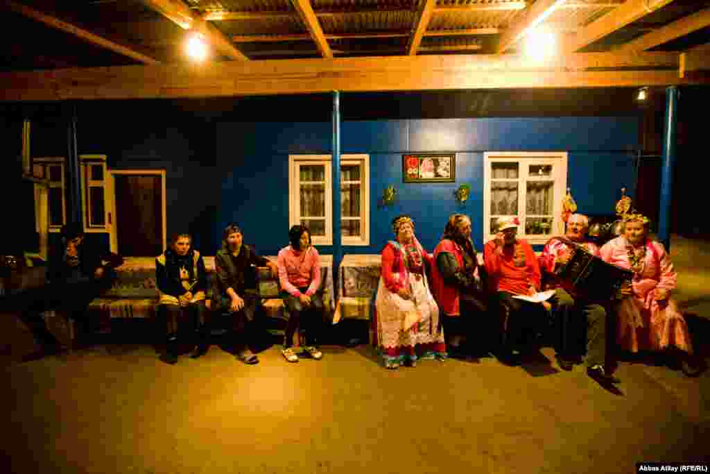 Kəndin azərbaycalı və malakanları eyni məclisdə toplaşıb şənlənirlər.